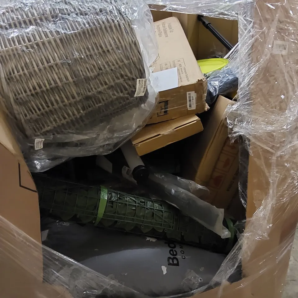 PALLET TO CONTAIN AN ASSORTMENT OF HOUSEHOLD ITEMS. INCLUDES BASKET, FOLDABLE TUB, DECORATIVE GARDEN NETTING, CHAIR ETC