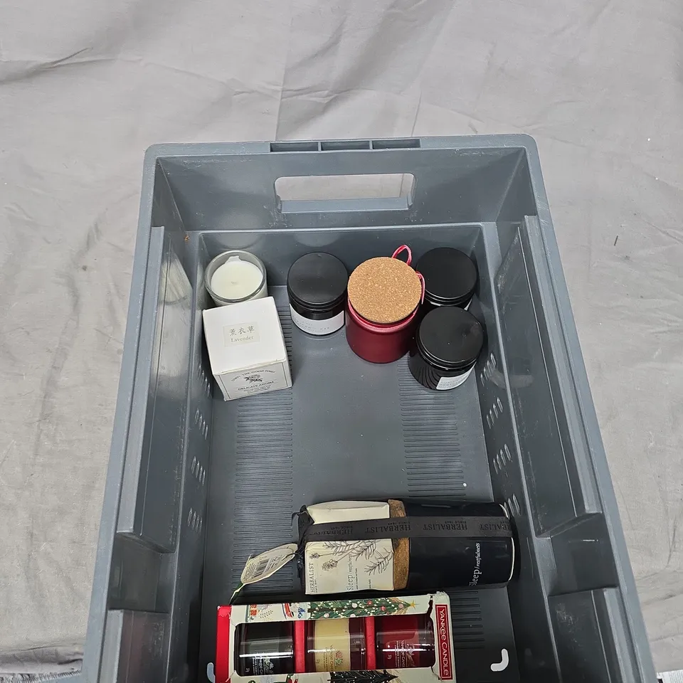 LOT OF APPROXIMATELY 10 ASSORTED CANDLES TO INCLUDE: KELLY HOPPEN AND YANKEE 