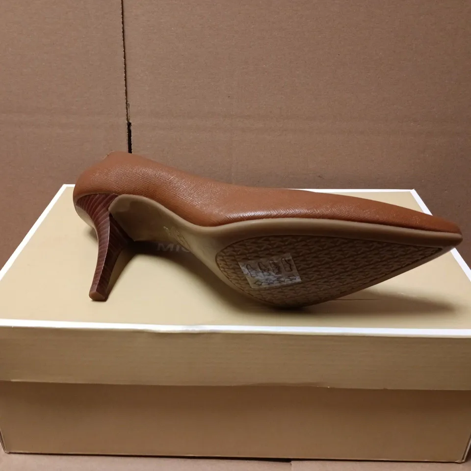 BOXED PAIR OF MICHAEL KORS POINTED HEELS IN BROWN - SIZE 8M