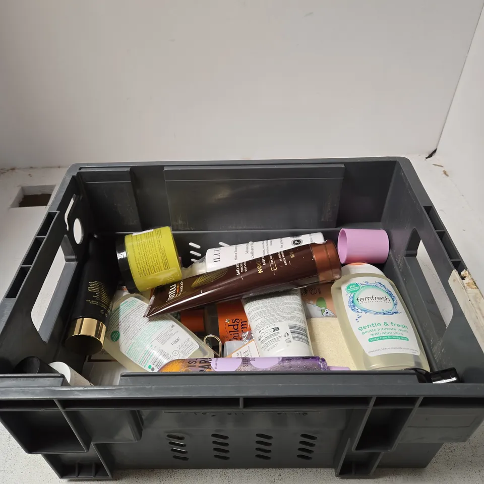 TOTE OF APPROXIMATELY 10 ASSORTED BEAUTY PRODUCTS INCLUDING CANTU BODY CREAM, ILUUMI COLLAGEN SHAMPOO AND PALMERS HAIR & SCALP CONDITIONER