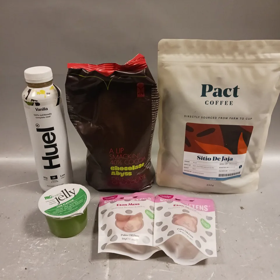 APPROXIMATELY 15 ASSORTED FOOD/DRINK PRODUCTS TO INCLUDE HUEL MEAL DRINK, CANDY KITTENS SWEETS, PACT COFFEE ETC