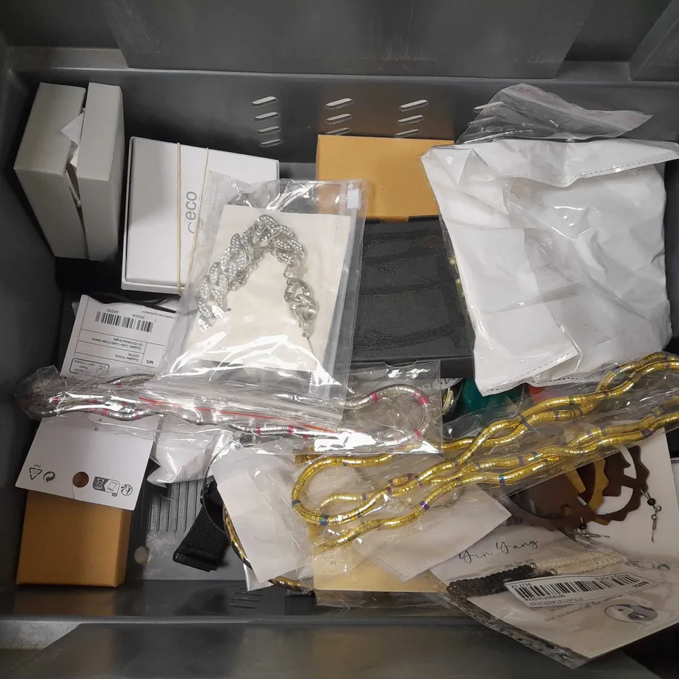 LOT OF APPROX 15 ASSORTED ITEMS TO INCLUDE-BRACELET-FIDGIT TOY