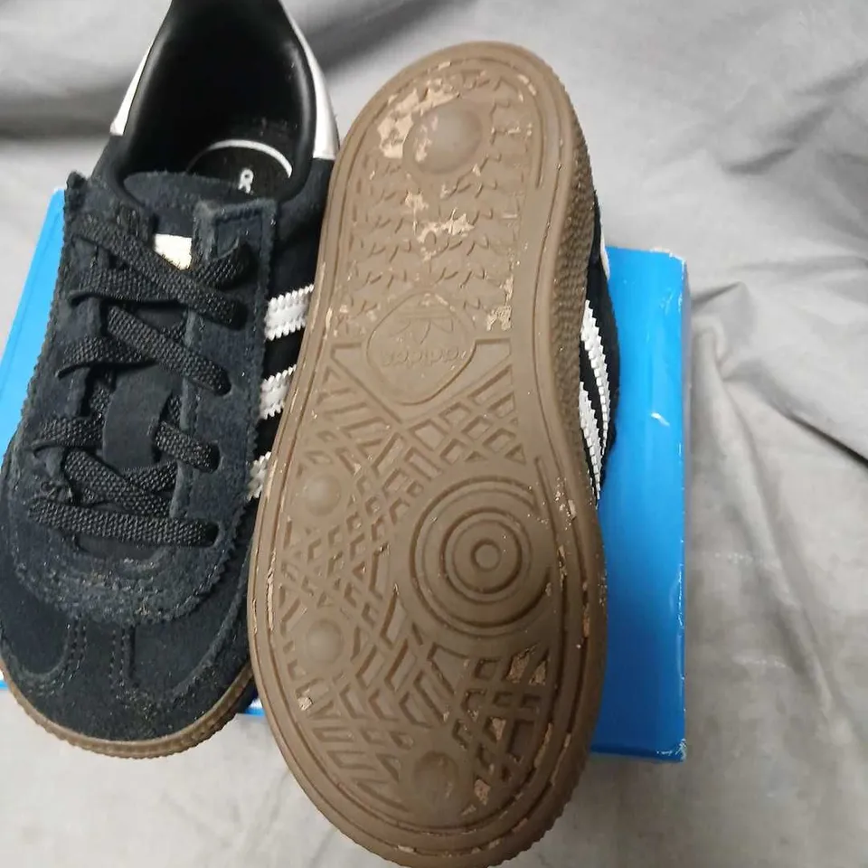 ADIDAS HANDBALL SPEZIAL CF EL I KIDS SNEAKERS – BLACK/WHITE, UK 8.5 (EU 26)