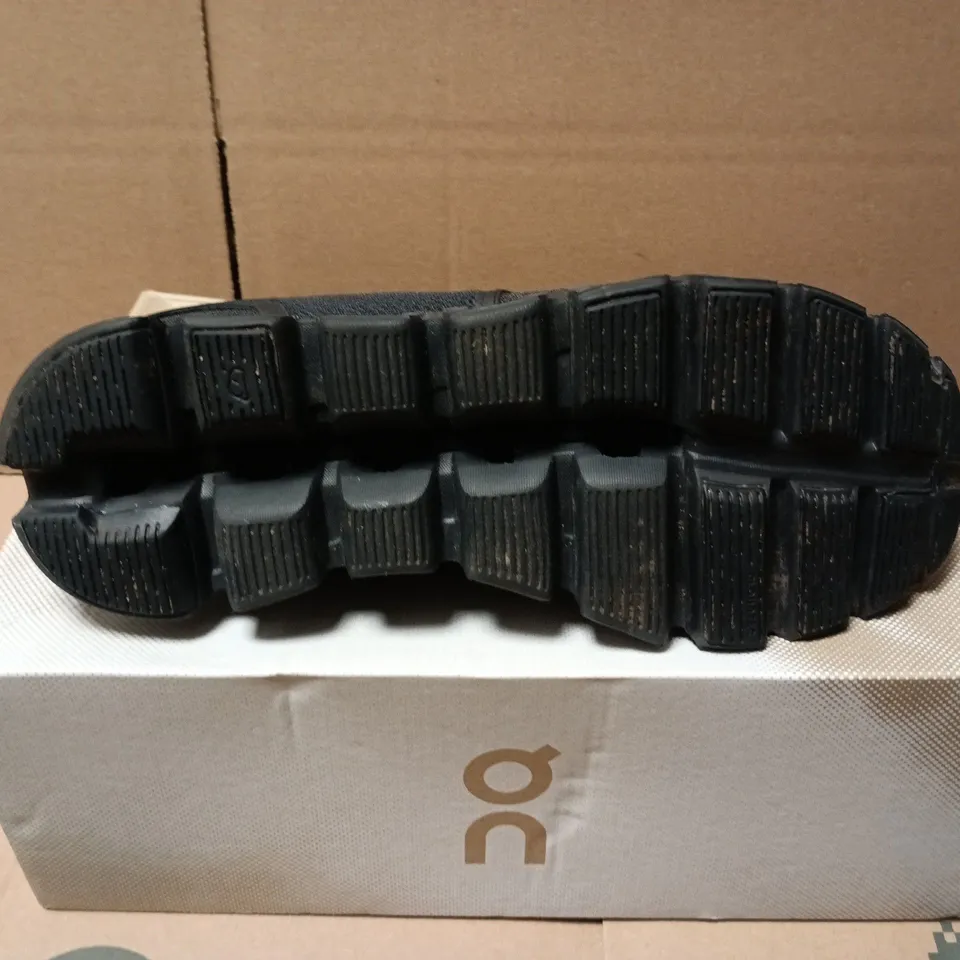 BOXED PAIR OF ON CLOUD 5 TRAINERS IN ALL BLACK - UK 6
