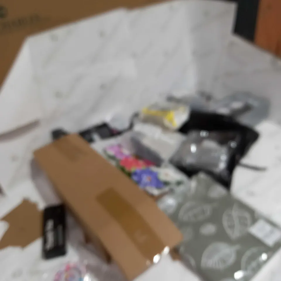 LOT OFF APPROX 20 ITEMS INCLUDING PHONE CASES SCREEN PROTECTORS AND BOWLS 