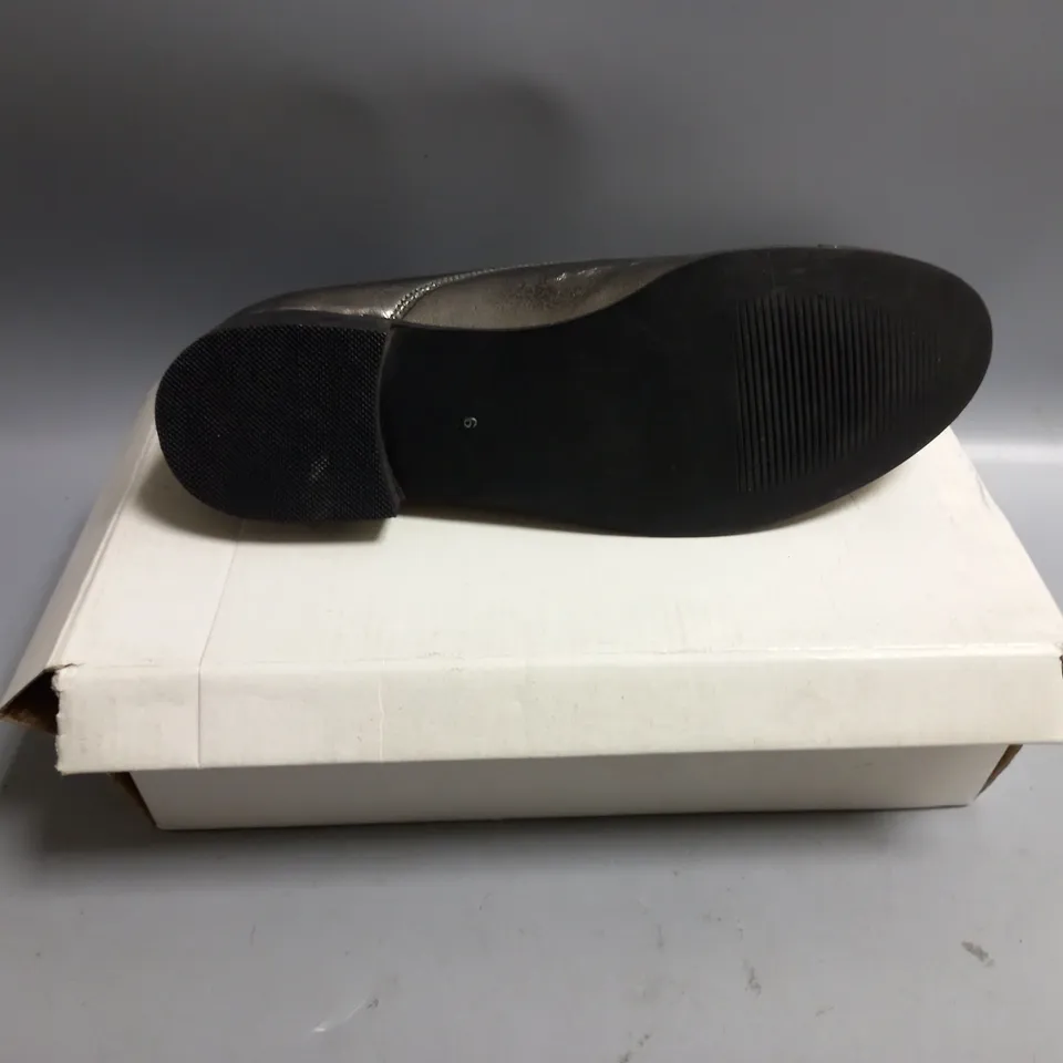 BOXED VIVIAN BROGUE LADIES FLAT SHOES METALLIC. SIZE 6