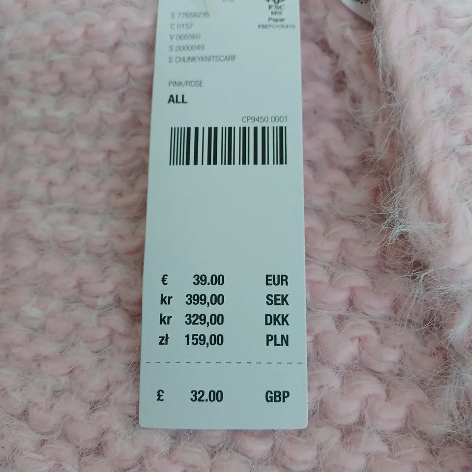 URBAN OUTFITTERS PINK CHUNKY KNIT SCARF