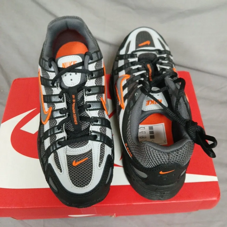 BOXED NIKE P-6000 (GS) KIDS TRAINERS – GREY/BLACK WITH ORANGE SWOOSH, UK 5.5 (EU 38.5)