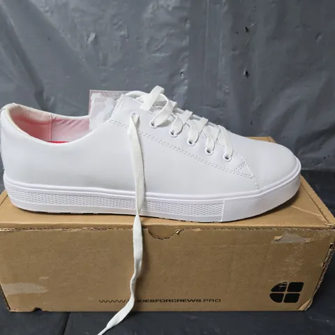 BOXED PAIR OF SHOES FOR CREWS OLD SCHOOL LOW RIDER TRAINERS IN WHITE - UK 9.5