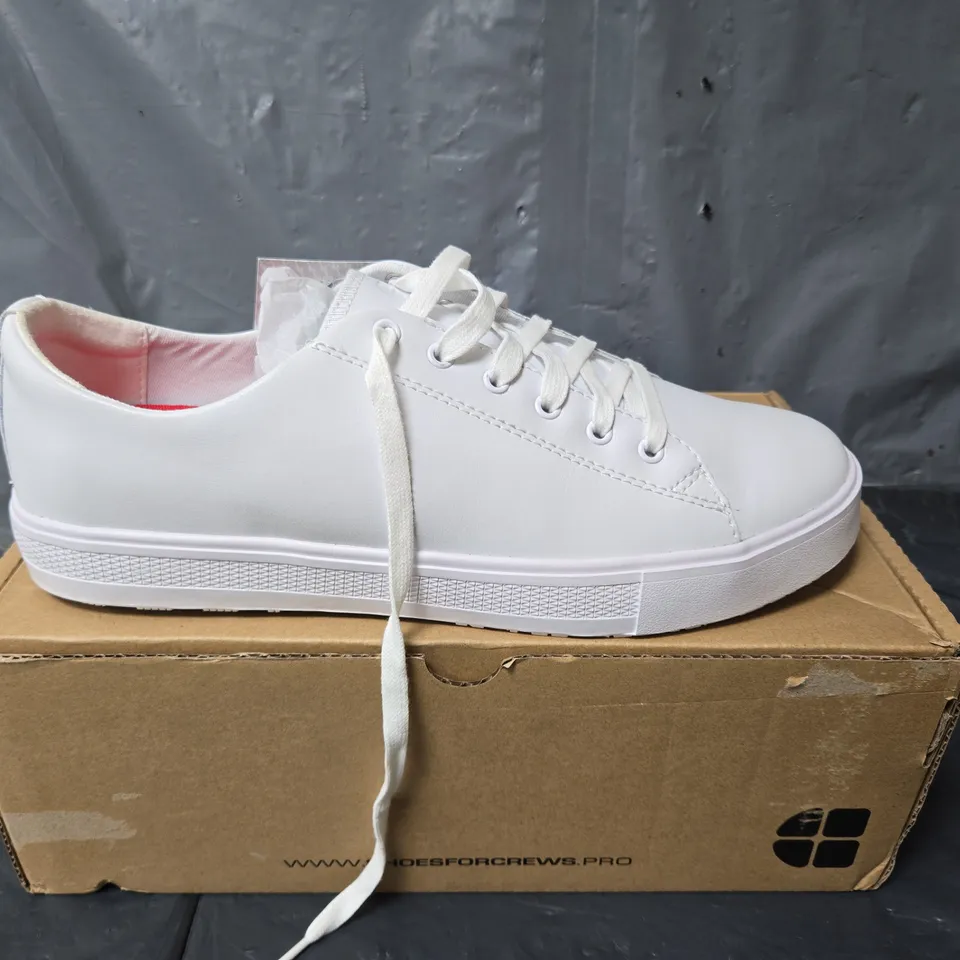 BOXED PAIR OF SHOES FOR CREWS OLD SCHOOL LOW RIDER TRAINERS IN WHITE - UK 9.5
