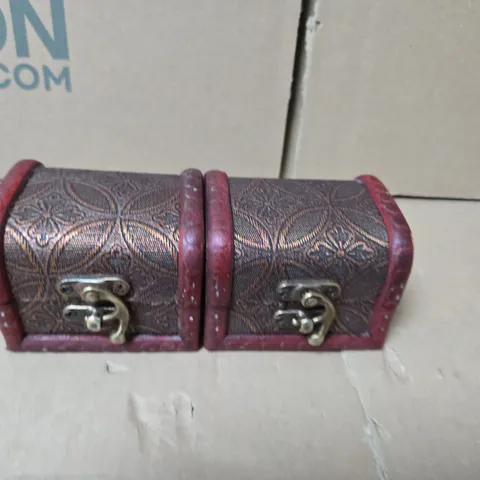 LARGE QUANTITY OF VINTAGE CYLINDRICAL JEWELLERY BOXES WITH BRASS CLASPS 