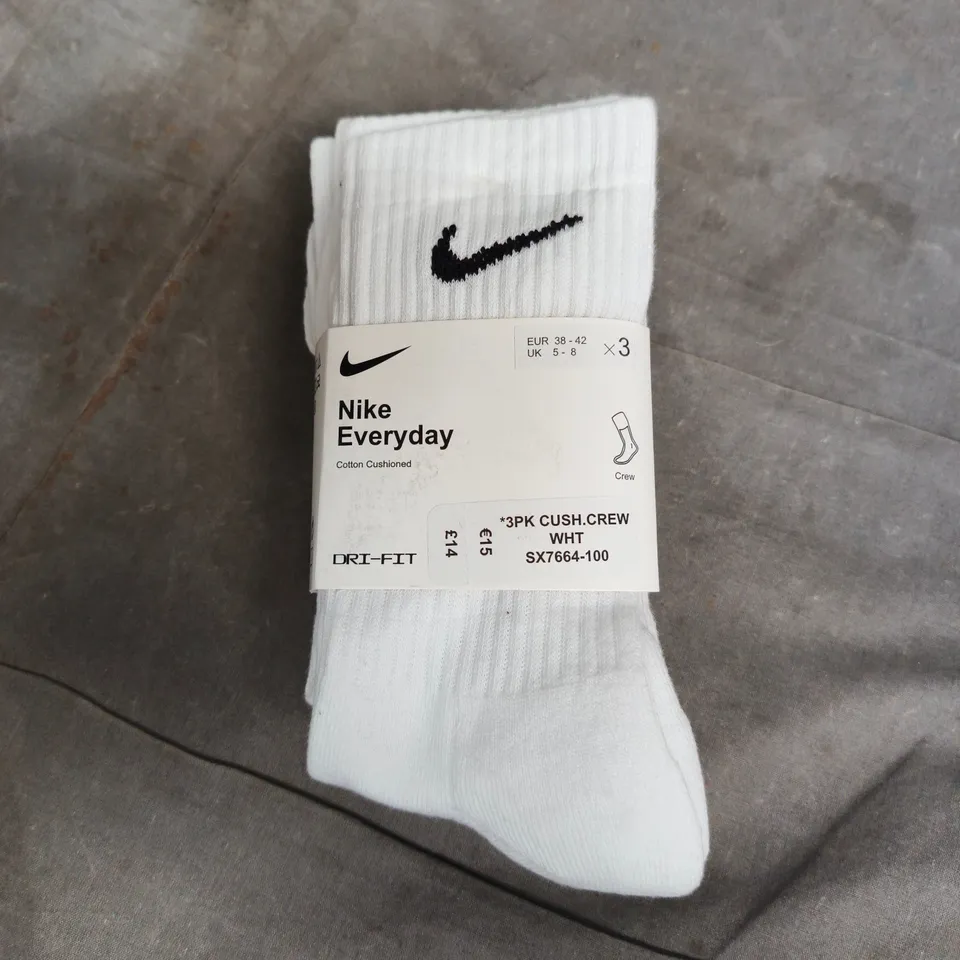 NIKE EVERYDAY CREW 3 PACK OF SOCKS IN WHITE - UK 5-8
