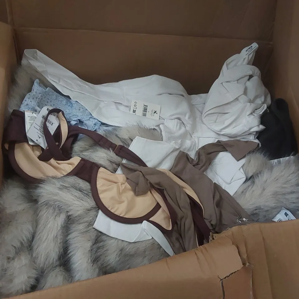 PALLET CONTAINING A LARGE QUANTITY OF ASSORTED BRAND NEW PRODUCTS INCLUDING: CLOTHING, CHRISTMAS ORNAMENTS, WOMEN'S BOOTS, PHONE CASE, JACKET ECT