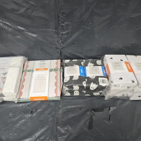 BOX OF APPROXIMATELY 12 ASSORTED BEDDING & SOFT FABRICS ITEMS TO INCLUDE - DUVET SET - FITTED SHEET ETC. 