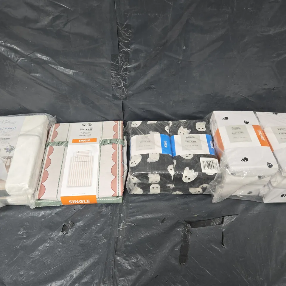 BOX OF APPROXIMATELY 12 ASSORTED BEDDING & SOFT FABRICS ITEMS TO INCLUDE - DUVET SET - FITTED SHEET ETC. 