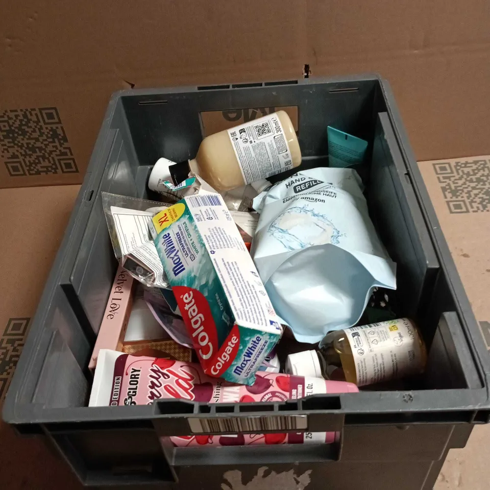 TOTE OF APPROXIMATELY 22 ASSORTED COSMETIC ITEMS TO INCLUDE COLGATE MAX WHITE XL, SOAP AND GLORY BODY WASH, L'OREAL ABSOLUT REPAIR, HAND SOAP REFILL ETC