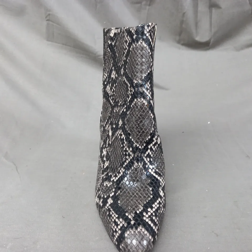 BOXED PAIR OF STEVE MADDEN ANKLE BOOTS IN GREY/OTHER SNAKE EU SIZE 38