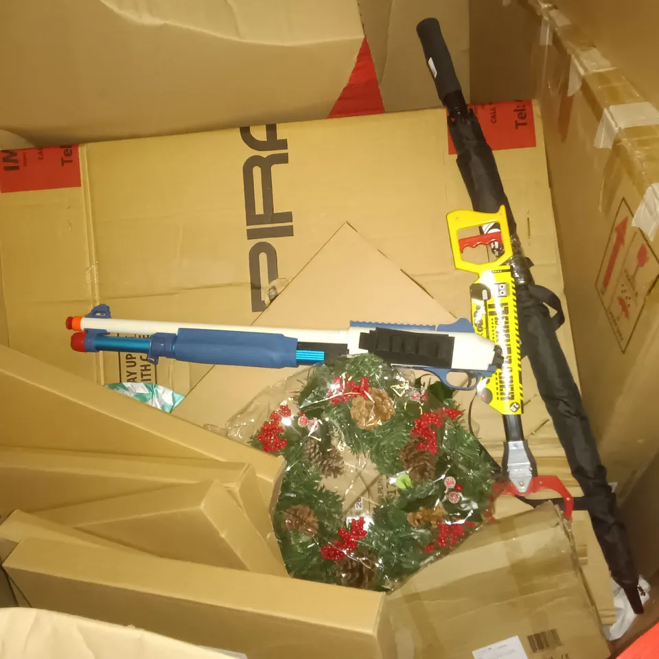 PALLET OF ASSORTED ITEMS TO INCLUDE ROUND BALLOON ARCH STAND, BICYCLE LUGGAGE STAND, POP UP TENT AND SCREEN PROTECTOR 