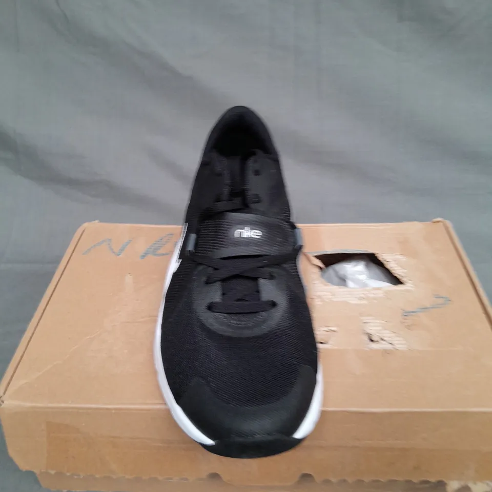 BOXED PAIR OF NIKE MENS TREAK 13 SNEAKER IN BLACK SIZE UK 8