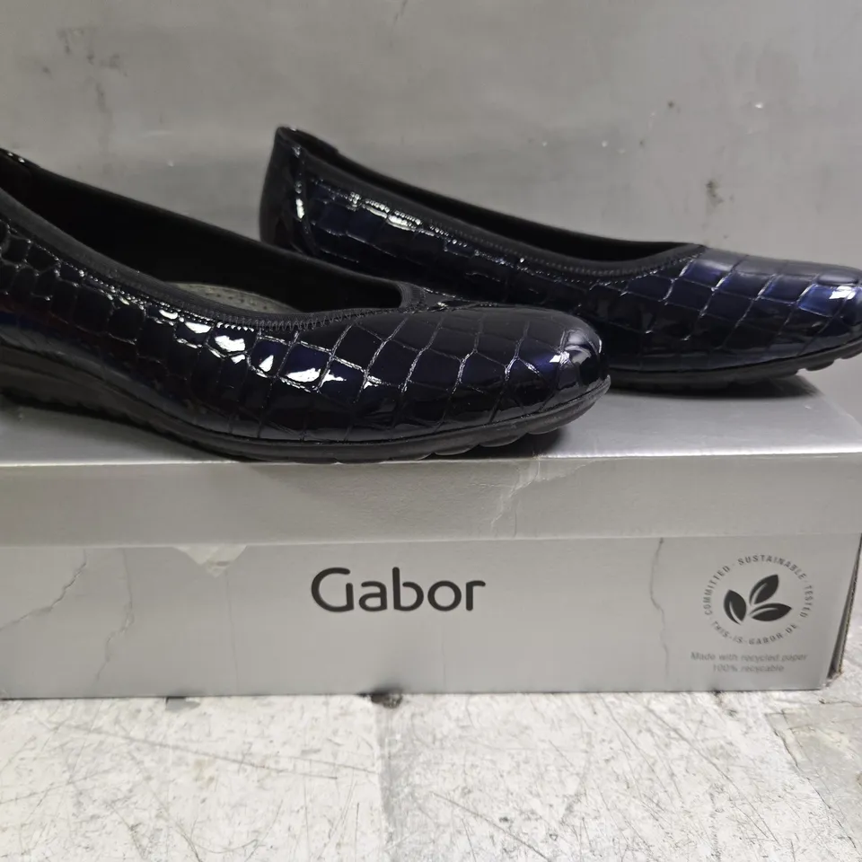 BOXED PAIR OF GABOR SLILP-ON SHOES IN NAVY CROZ SIZE UK 5