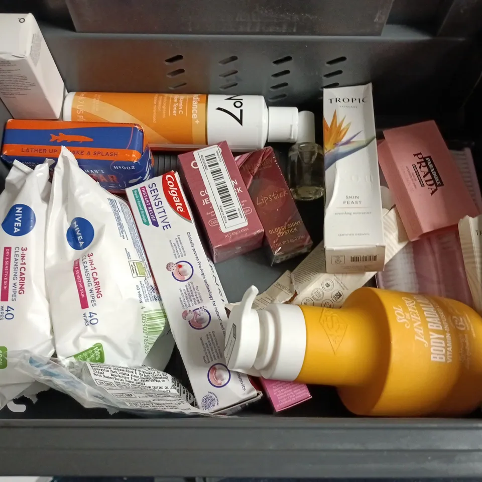LOT OF APPROXIMATELY 25 ASSORTED HEALTH AND BEAUTY ITEMS TO INCLUDE TROPIC, SIMPLE AND NIVEA