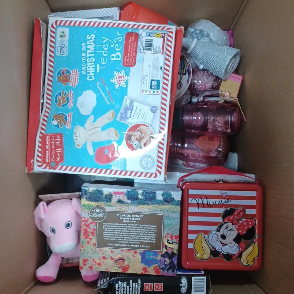 APPROXIMATELY 20 ASSORTED HOUSEHOLD ITEMS TO INCLUDE TEA LIGHT HOLDER, CHOPPING BOARD, AND BIRTHDAY GLASS ETC. 