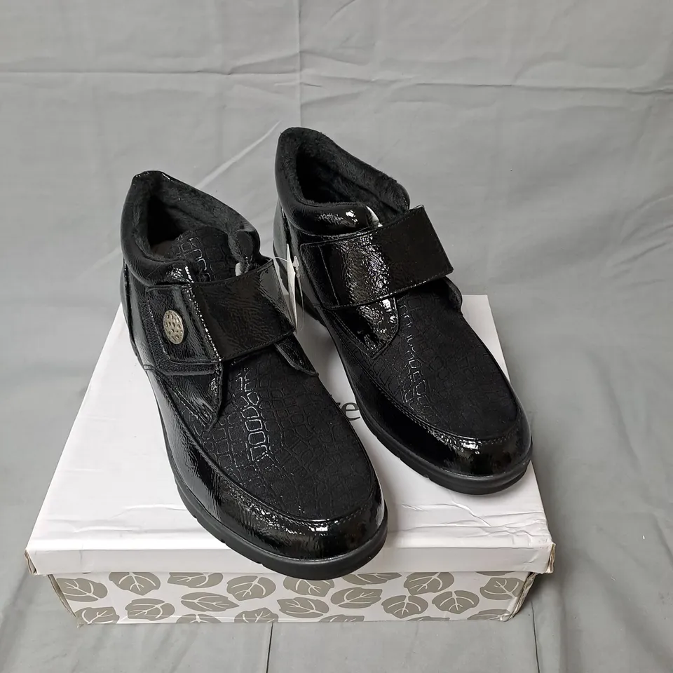 SHOE TREE COMFORT LADIES SHOES - BLACK - SIZE 8