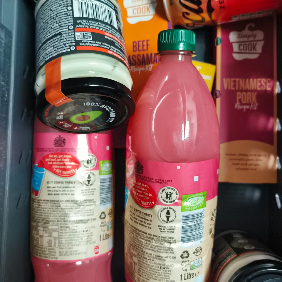 APPROXIMATELY 10 ASSORTED FOOD/DRINK PRODUCTS TO INCLUDE HUEL DRINK, GRIND COFFEE PODS, WORKSHOP COFFEE ETC