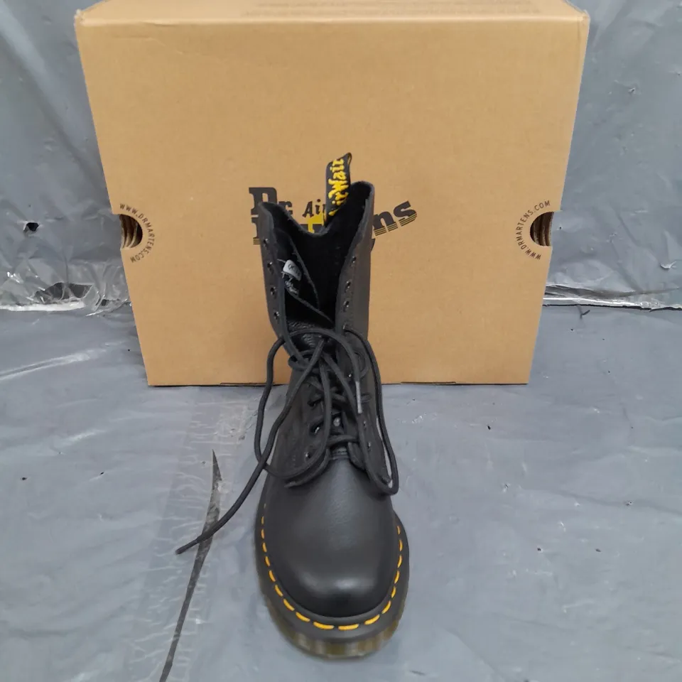BOXED PAIR OF DR.MARTENS BLACK VIRGINIA BOOT UK SIZE 5