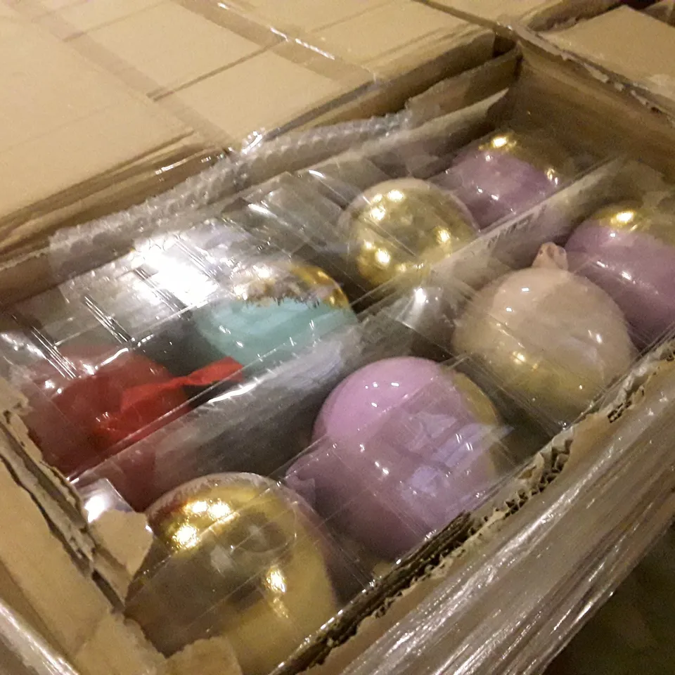 PALLET OF APPROXIMATELY 60 BOXES EACH CONTAINING 4 PACKS OF BRAND NEW GLASS BAUBLES