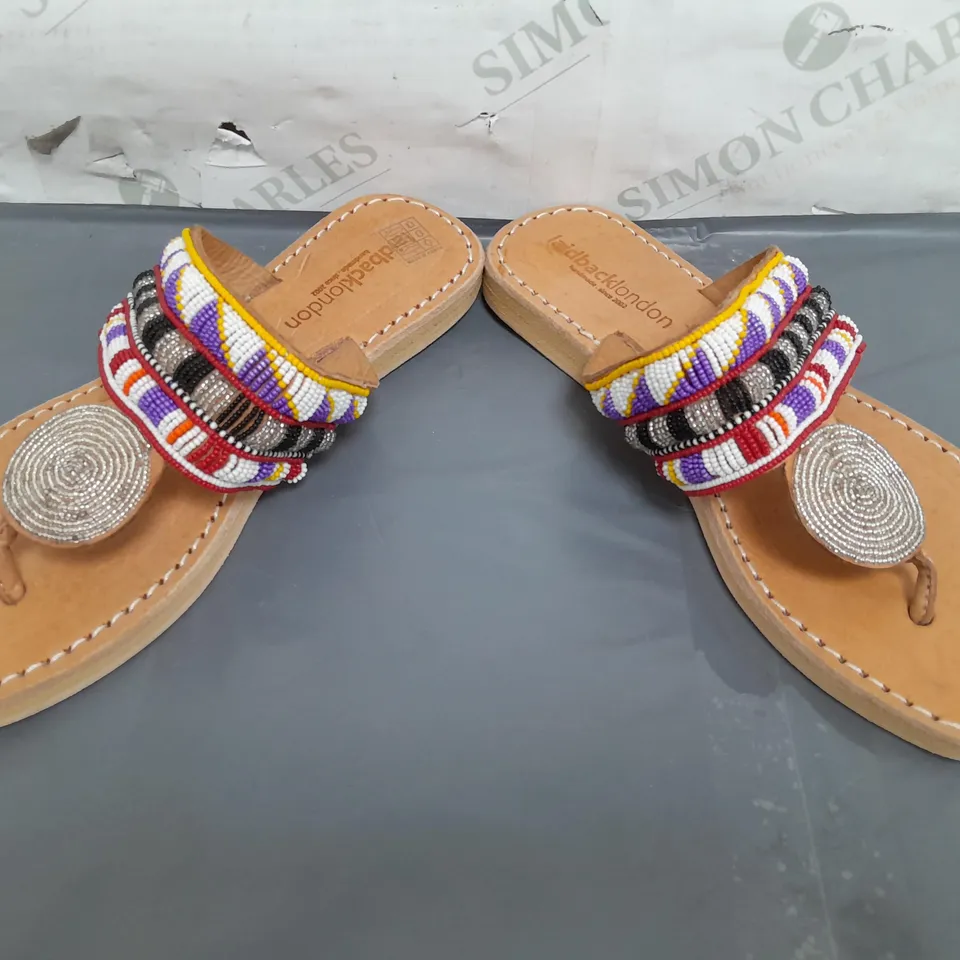 BOXED PAIR OF LAIDBACK LONDON TOE POST FLAT SANDALS IN MULTICOLOUR EU SIZE 40