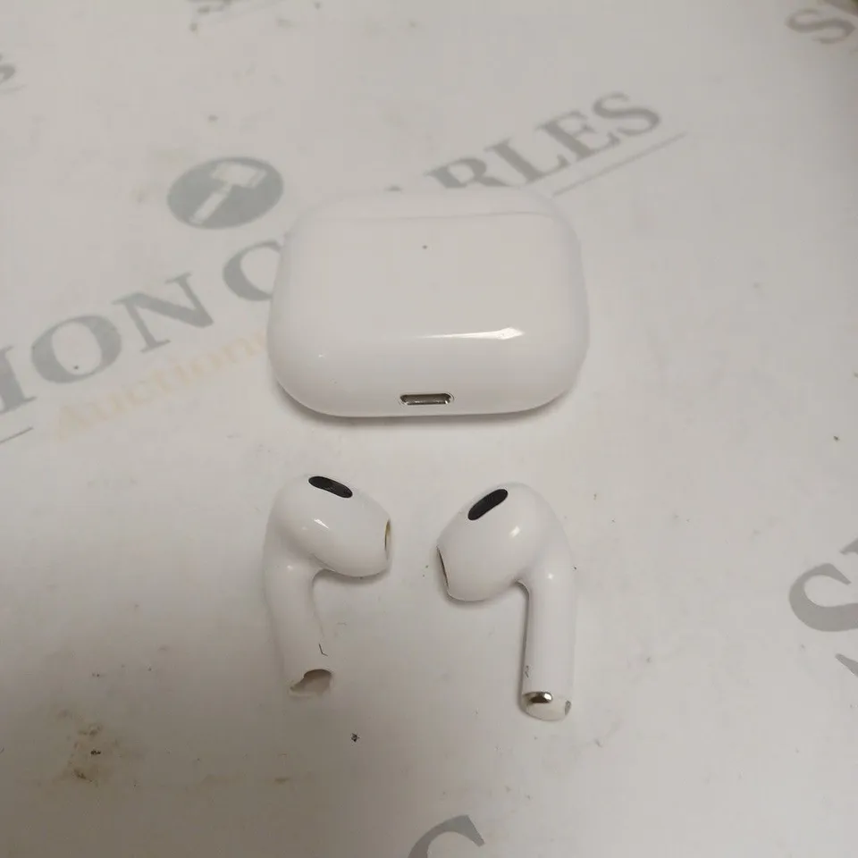 APPLE AIRPODS IN WHITE WITH CHARGING CASE 