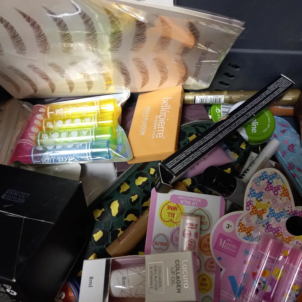 LOT OF APPROX 15 ASSORTED BEAUTY ITEMS TO INCLUDE YSL LIPSTICK, AVON MASCARA, EYEBROW POWDER, ETC