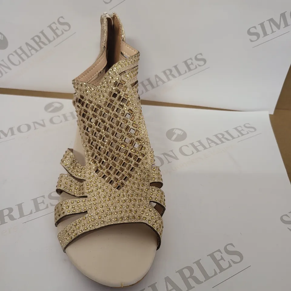 BAGGED BROWN/NATURAL JEWELLED FLAT SANDALS - SIZE 40