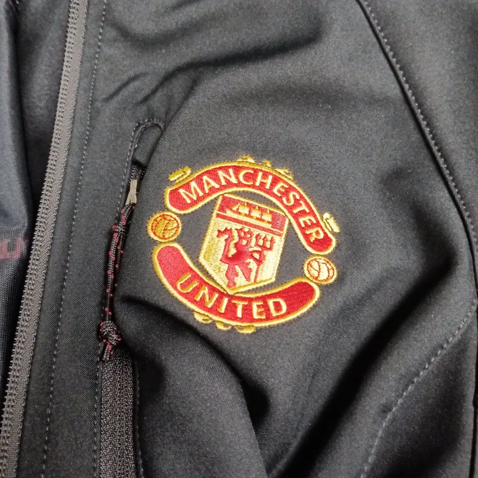 COLUMBIA SPORTSWEAR BLACK JACKET WITH MANCHESTER UNITED CREST – MEN'S SIZE M