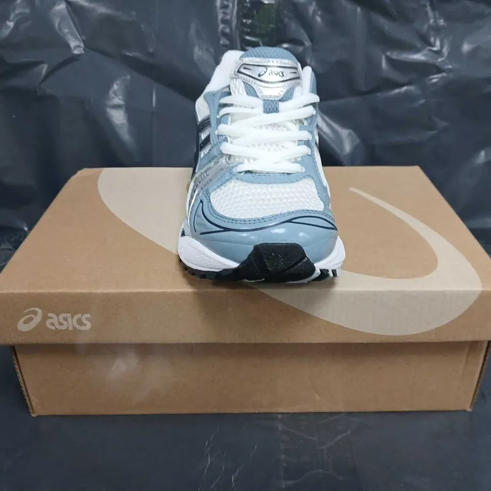 BOXED PAIR OF ASICS GEL-KAYANO 14 TRAINERS IN WHITE/GREY SIZE UK 4.5