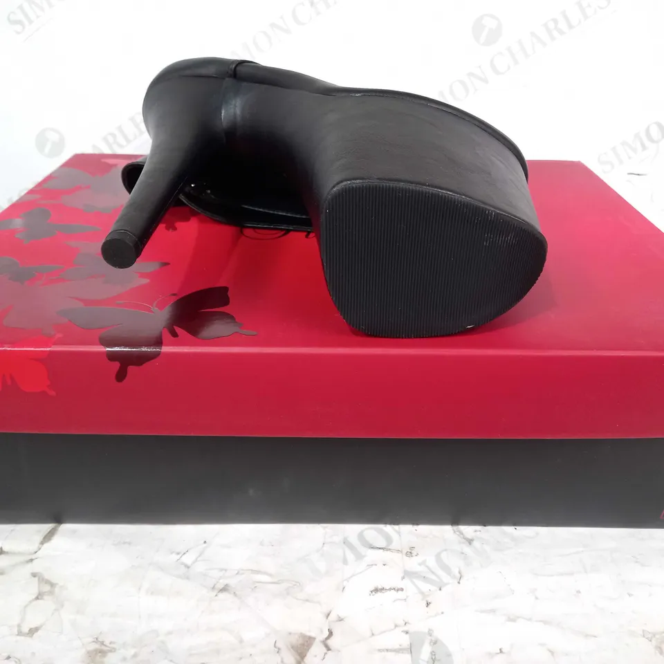 BOXED PAIR OF PLEASER HIGH PLATFORM HEELED BOOTS IN BLACK UK SIZE 6