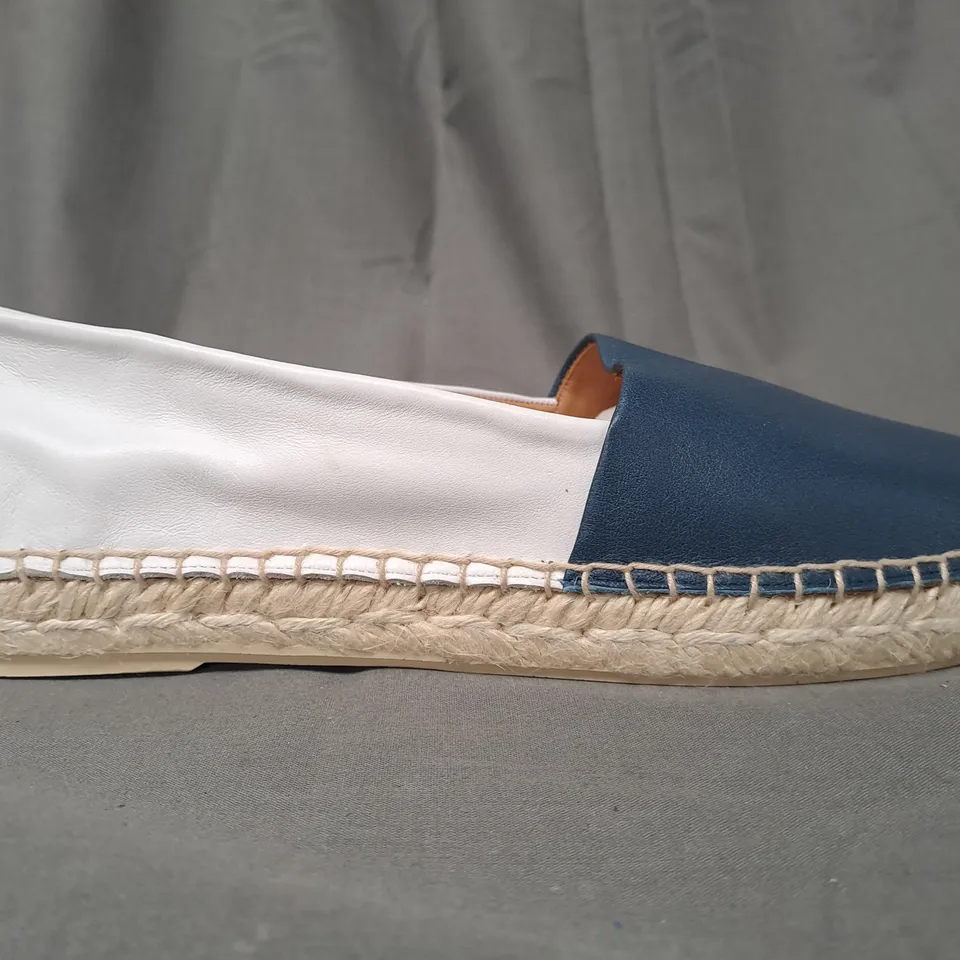 BOXED PAIR OF DRILLES TWO-TONE SLIP-ON SHOES IN WHITE/BLUE EU SIZE 41