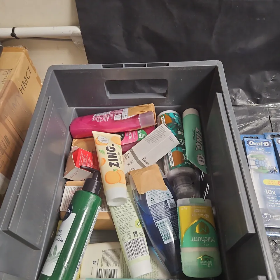 APPROXIMATELY 30 ITEMS OF ASSORTED HEALTH & BEAUTY PRODUCTS LOT – TOILETRIES IN CRATE (JOHN FRIEDA, VASELINE, ORAL-B).
