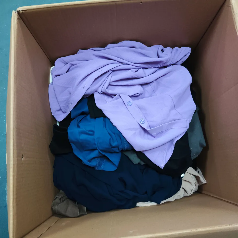 BOX OF APPROXIMATELY 30 ASSORTED CLOTHING ITEMS OF VARIOUS SIZES AND STYLES, FEATURING BRANDS INCLUDING FRANK USHER, KIM AND CO, WYNNE LAYERS ETC                                                       