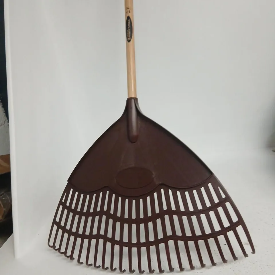 SPEARS & JACKSON GARDEN RAKE - WOODEN HANDLE, PLASTIC HEAD