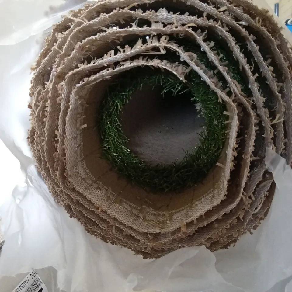 ROLL OF QUALITY ROYAL GRASS - ALLURE 200 FAKE GRASS // APPROX SIZE: 7.76 x 2m
