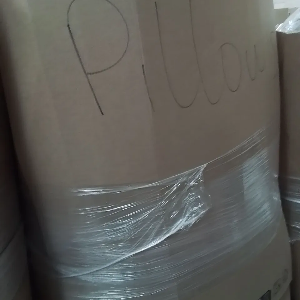PALLET CONTAINING A LARGE QUANTITY OF PILLOWS