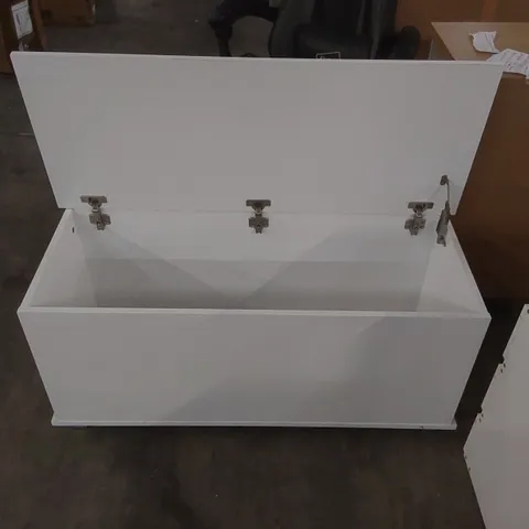 WOODEN STORAGE CHEST - WHITE