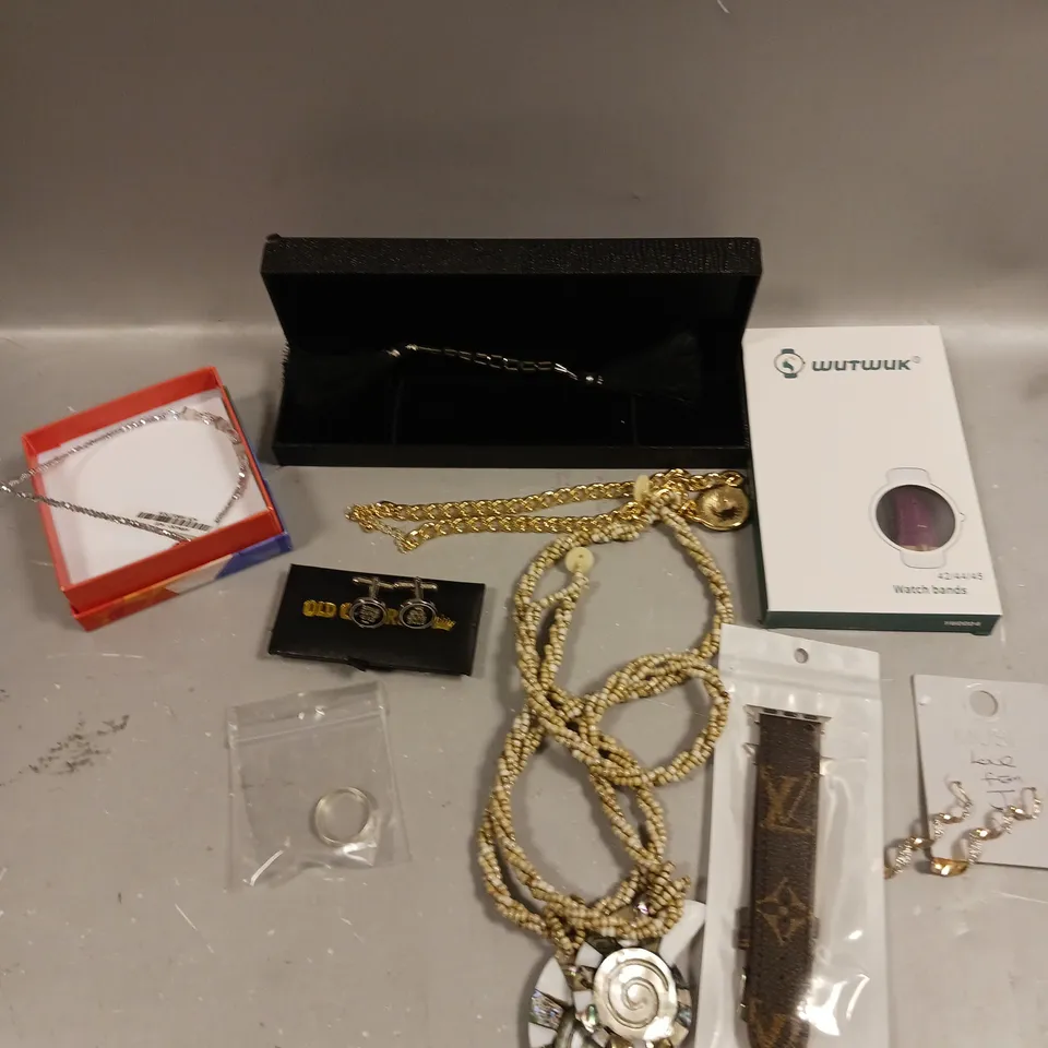 APPROXIMATELY 30 ASSORTED JEWELLERY ITEMS TO INCLUDE CUFF LINKS, BRACELETS, NECKLACES ETC