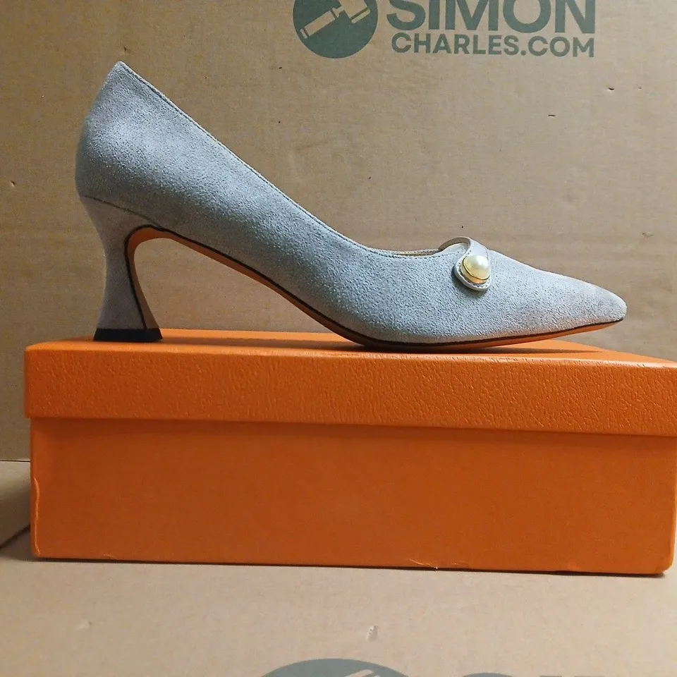 BOXED PAIR OF CASTAMERE POINTED TOE HEELED SHOES IN GREY SIZE EU 42
