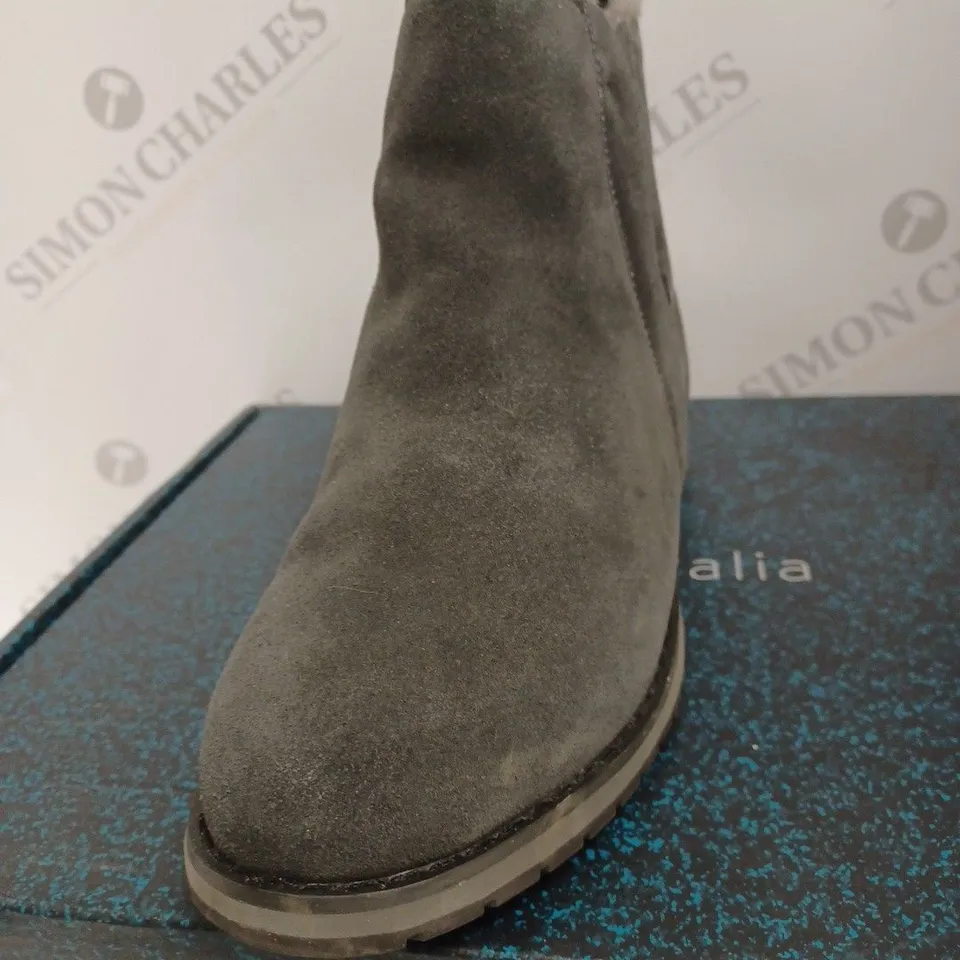 BOXED EMU PANU SUEDE BOOTS, DARK GREY - SIZE 5