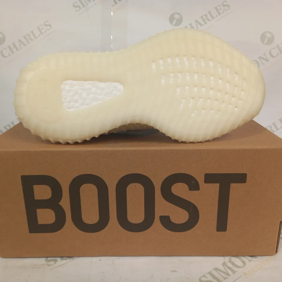 BOXED PAIR OF ADIDAS YEEZY BOOST 350 V2 SHOES IN WHITE UK SIZE 3.5