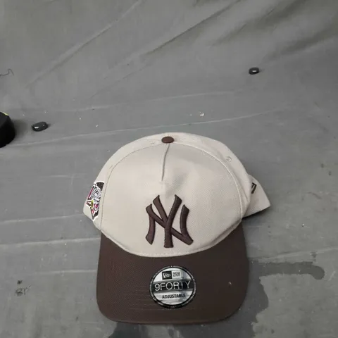 NEW ERA 9FORTY ADJUSTABLE CAP – NEW YORK YANKEES (BEIGE CROWN, BROWN BRIM)