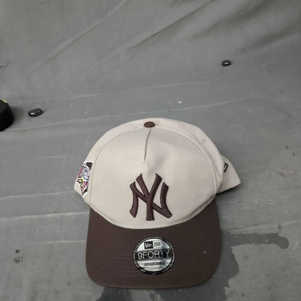 NEW ERA 9FORTY ADJUSTABLE CAP – NEW YORK YANKEES (BEIGE CROWN, BROWN BRIM)